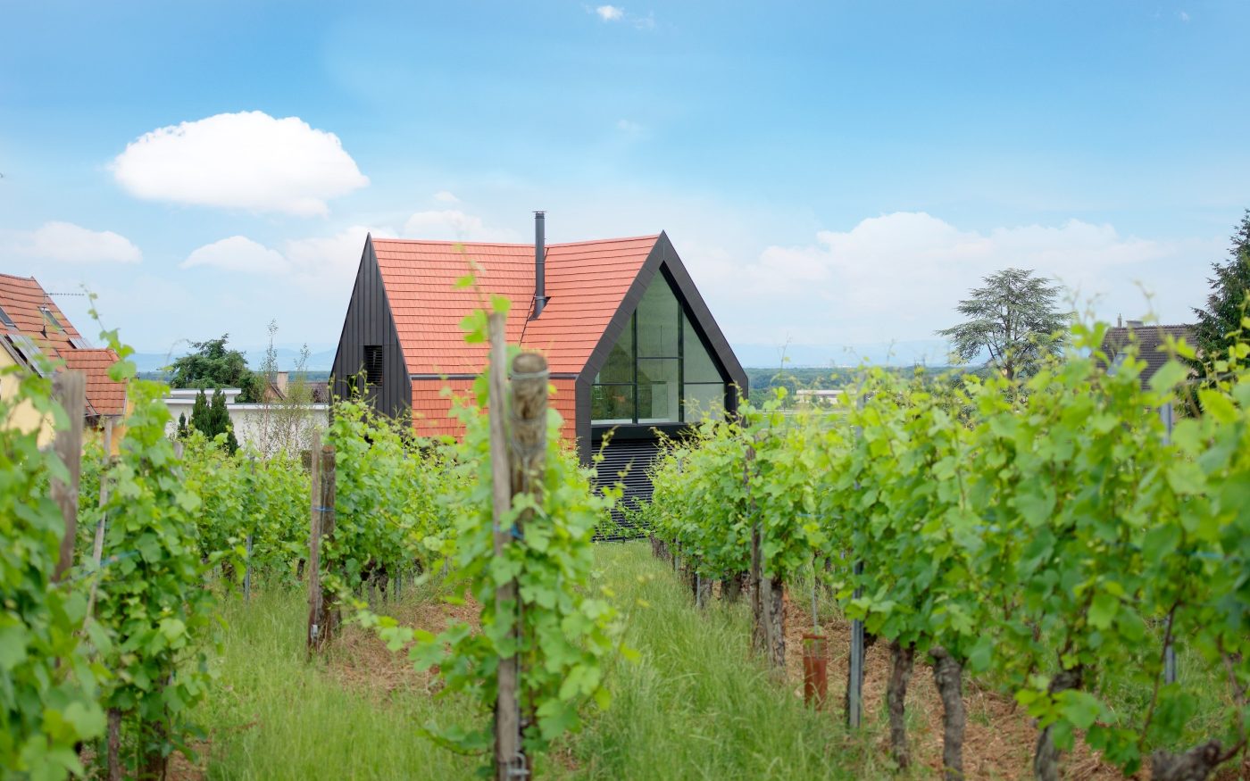 Maison individuelle avec un étage. Toit et façade en tuiles. 15 rue des Coteaux 68920 WETTOLSHEIM. Tuiles Vauban 2 Droite Rouge.