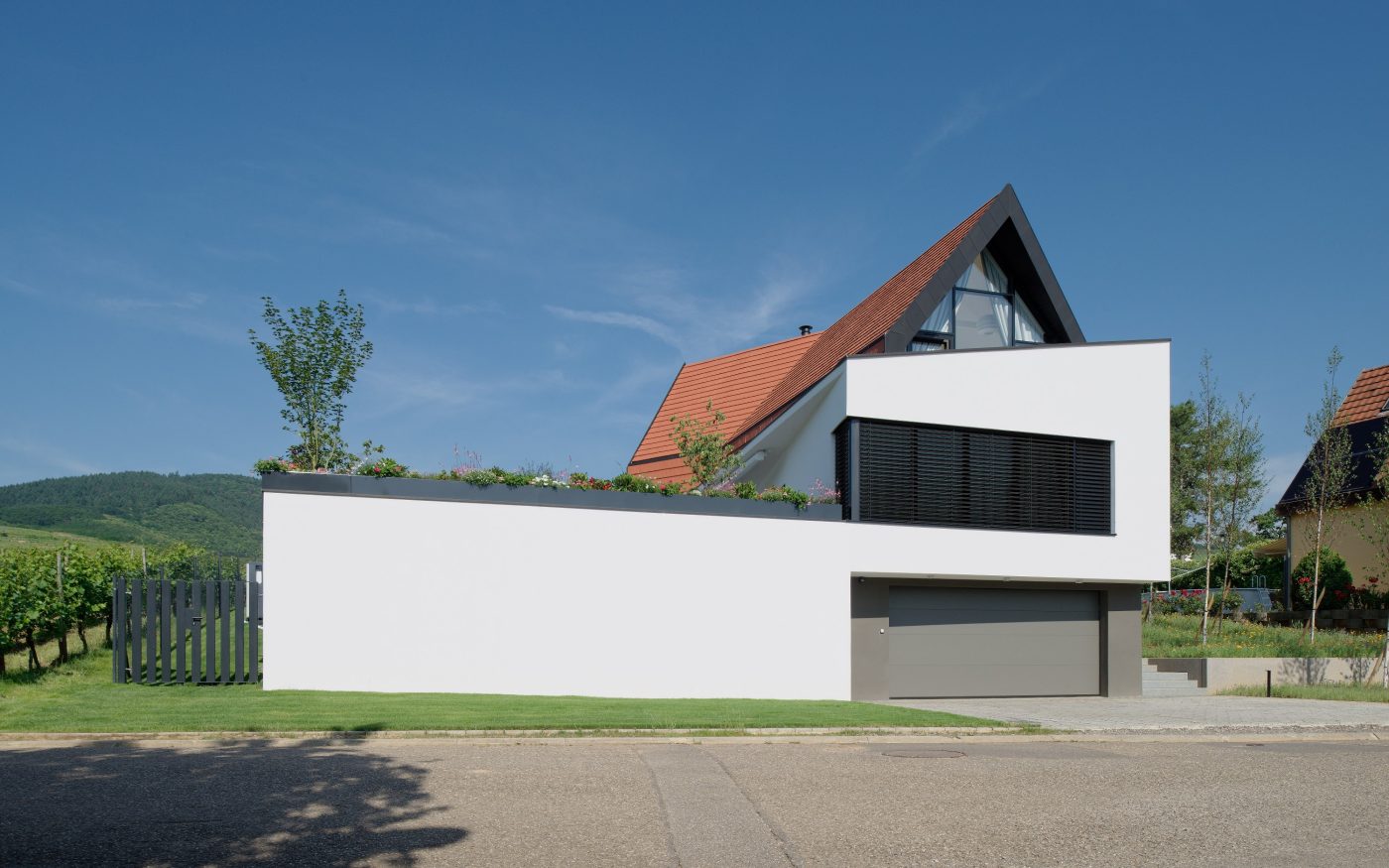 Maison individuelle avec un étage. Toit et façade en tuiles. 15 rue des Coteaux 68920 WETTOLSHEIM. Tuiles Vauban 2 Droite Rouge.