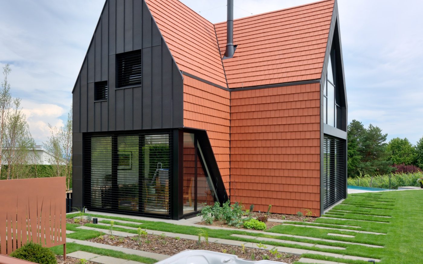 Maison individuelle avec un étage. Toit et façade en tuiles. 15 rue des Coteaux 68920 WETTOLSHEIM. Tuiles Vauban 2 Droite Rouge.