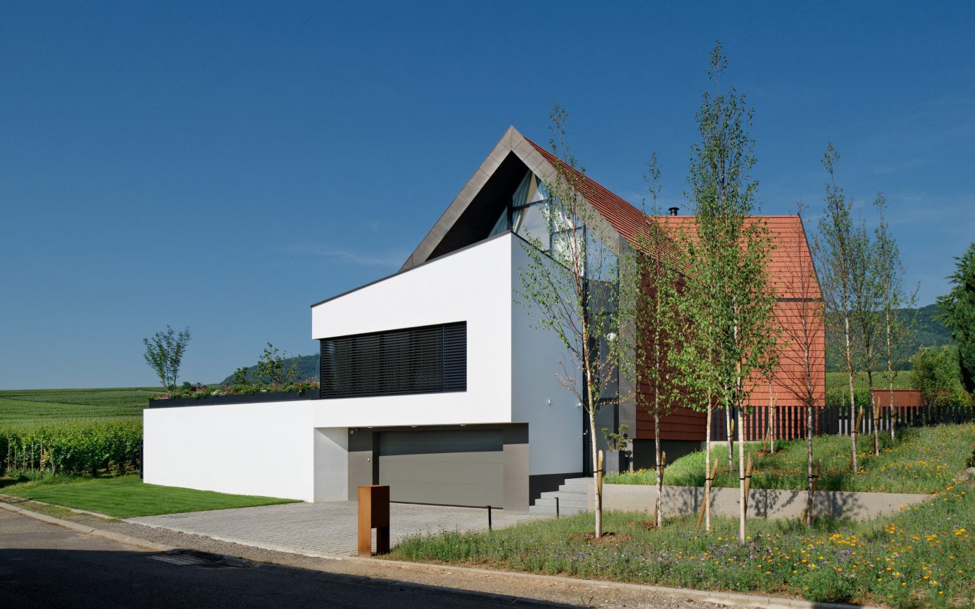 Maison individuelle avec un étage. Toit et façade en tuiles. 15 rue des Coteaux 68920 WETTOLSHEIM. Tuiles Vauban 2 Droite Rouge.