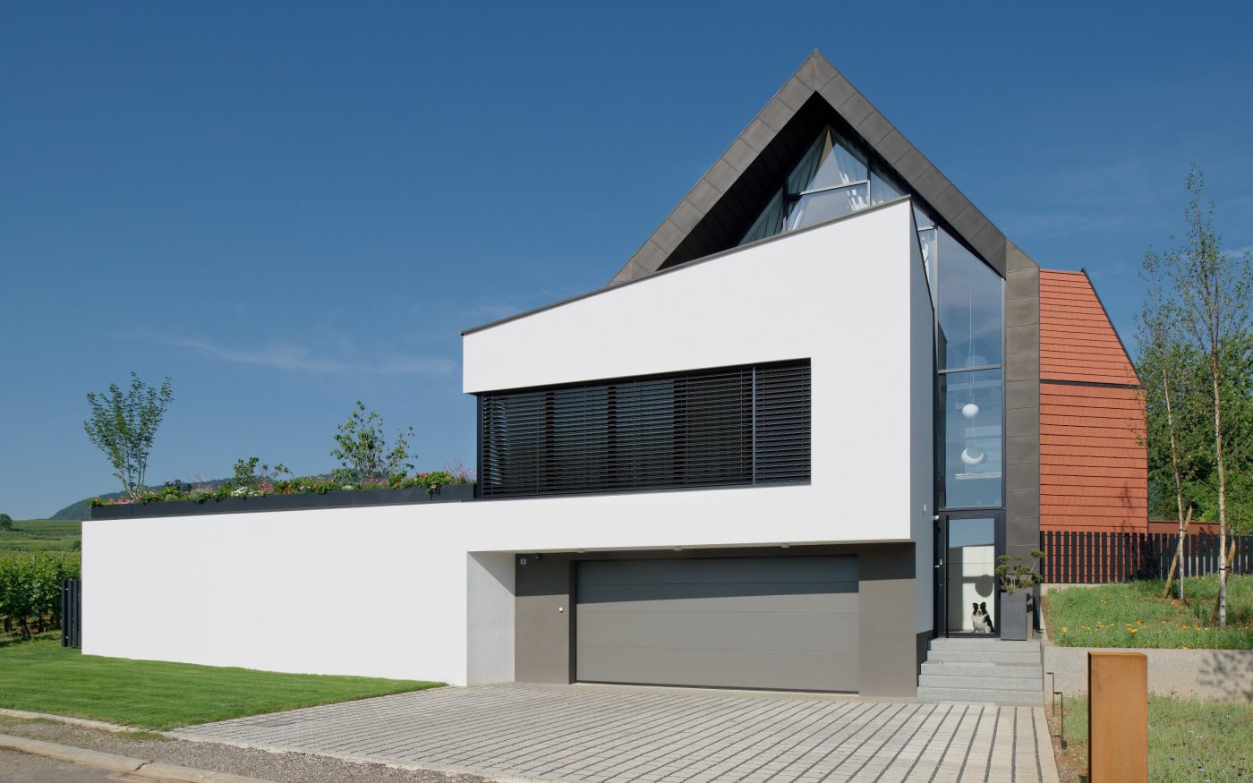 Maison individuelle avec un étage. Toit et façade en tuiles. 15 rue des Coteaux 68920 WETTOLSHEIM. Tuiles Vauban 2 Droite Rouge.