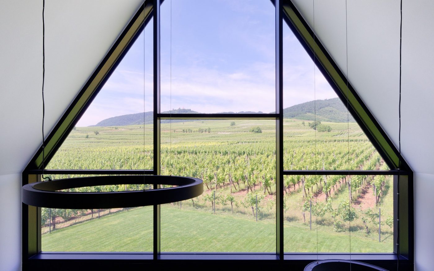 Maison individuelle avec un étage. Toit et façade en tuiles. 15 rue des Coteaux 68920 WETTOLSHEIM. Tuiles Vauban 2 Droite Rouge.