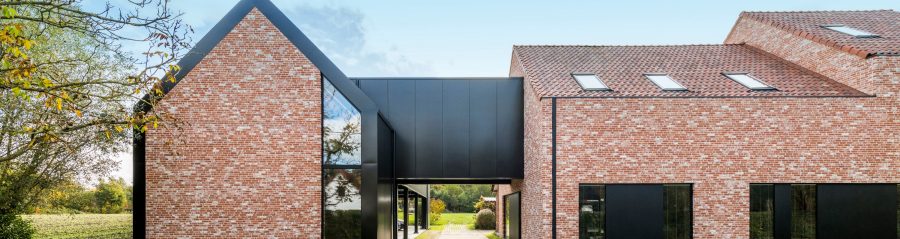 Rénovation d'une ferme à Stevoort avec la tuile Koramic Vieille 451 Vielli Rouge