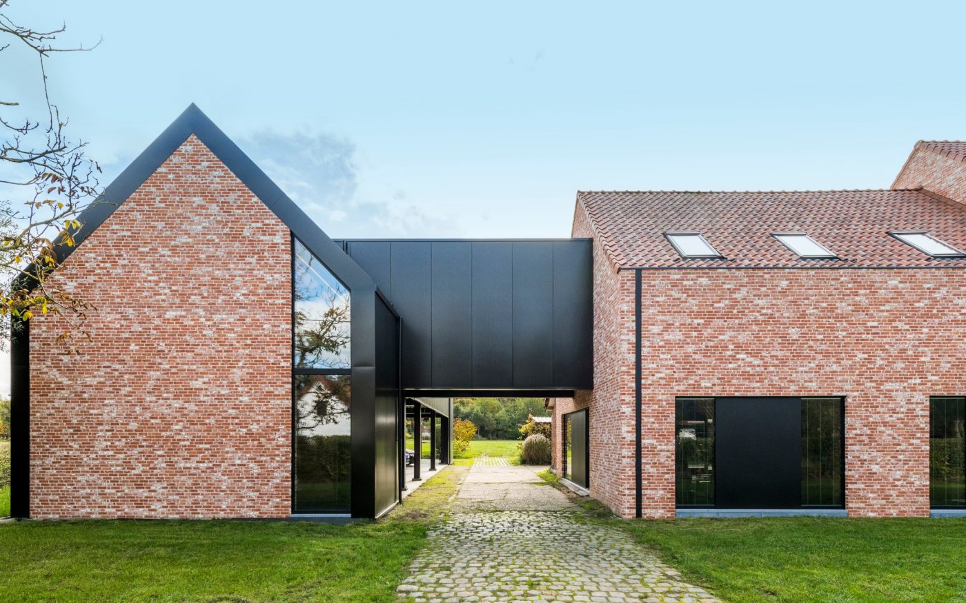 Rénovation d'une ferme à Stevoort avec la tuile Koramic Vieille 451 Vielli Rouge