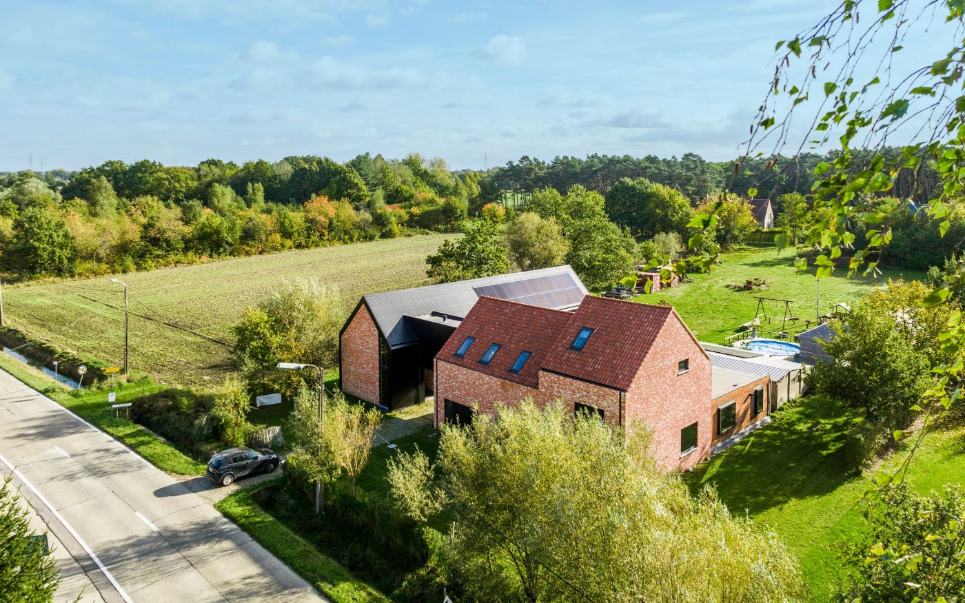 Rénovation d'une ferme à Stevoort avec la tuile Koramic Vieille 451 Vielli Rouge