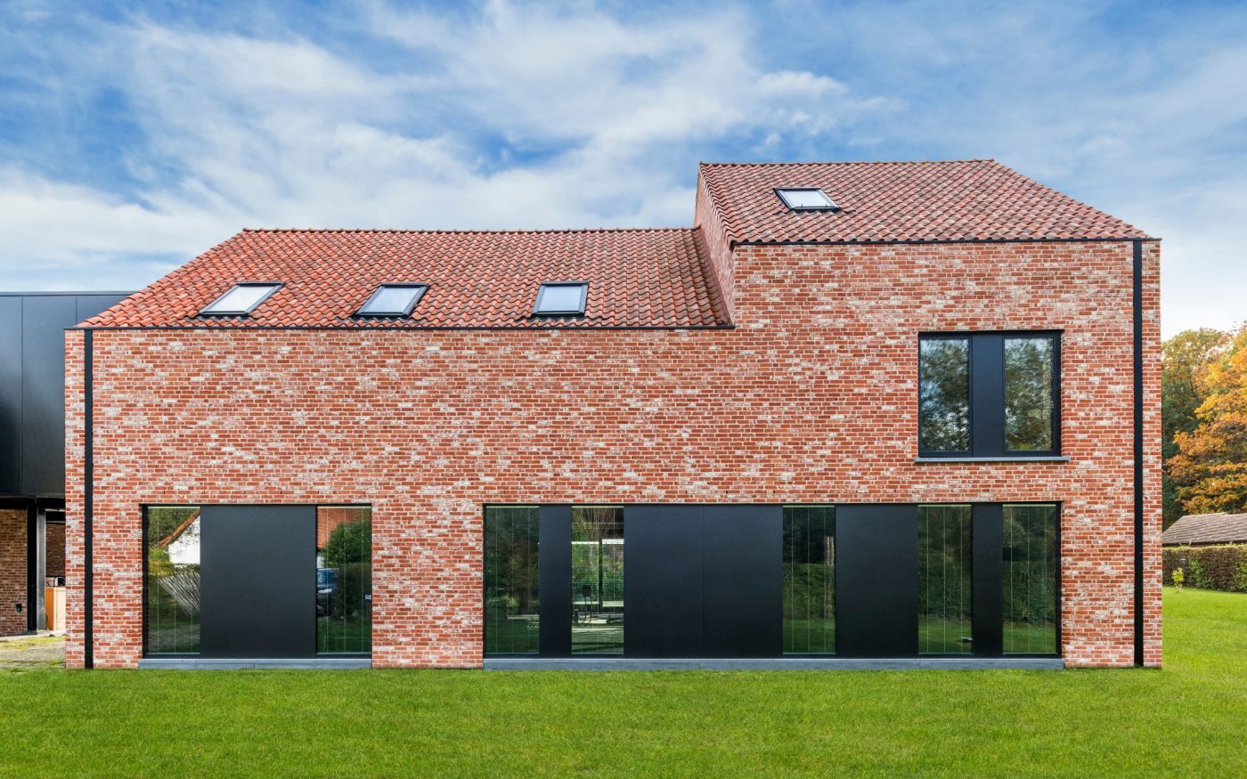 Rénovation d'une ferme à Stevoort avec la tuile Koramic Vieille 451 Vielli Rouge