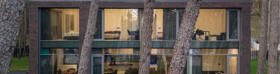 Maison individuelle à Kleipeda en Lituanie avec les tuiles Aléonard Saint-Vincent Rouge obscur