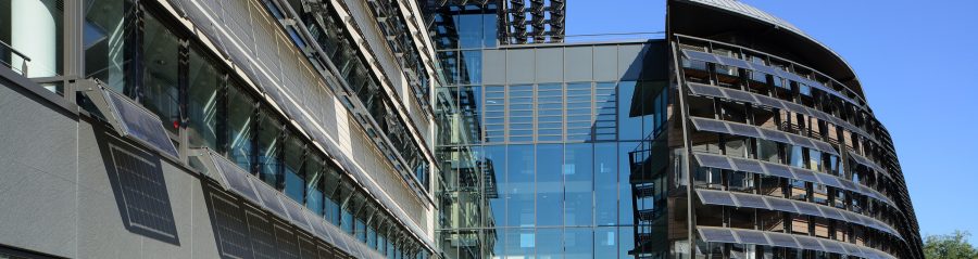 Siège d’entreprise avec trois étages. Mise en œuvre bardage. Cabinet Sud Architectes, 27 rue Joannès Carret CS 10711 69256 LYON Cedex 09. Panneaux Argeton Tampa Blanc perle.