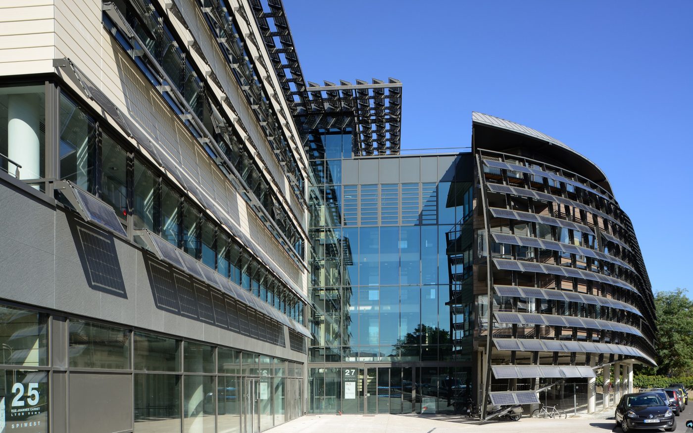 Siège d’entreprise avec trois étages. Mise en œuvre bardage. Cabinet Sud Architectes, 27 rue Joannès Carret CS 10711 69256 LYON Cedex 09. Panneaux Argeton Tampa Blanc perle.