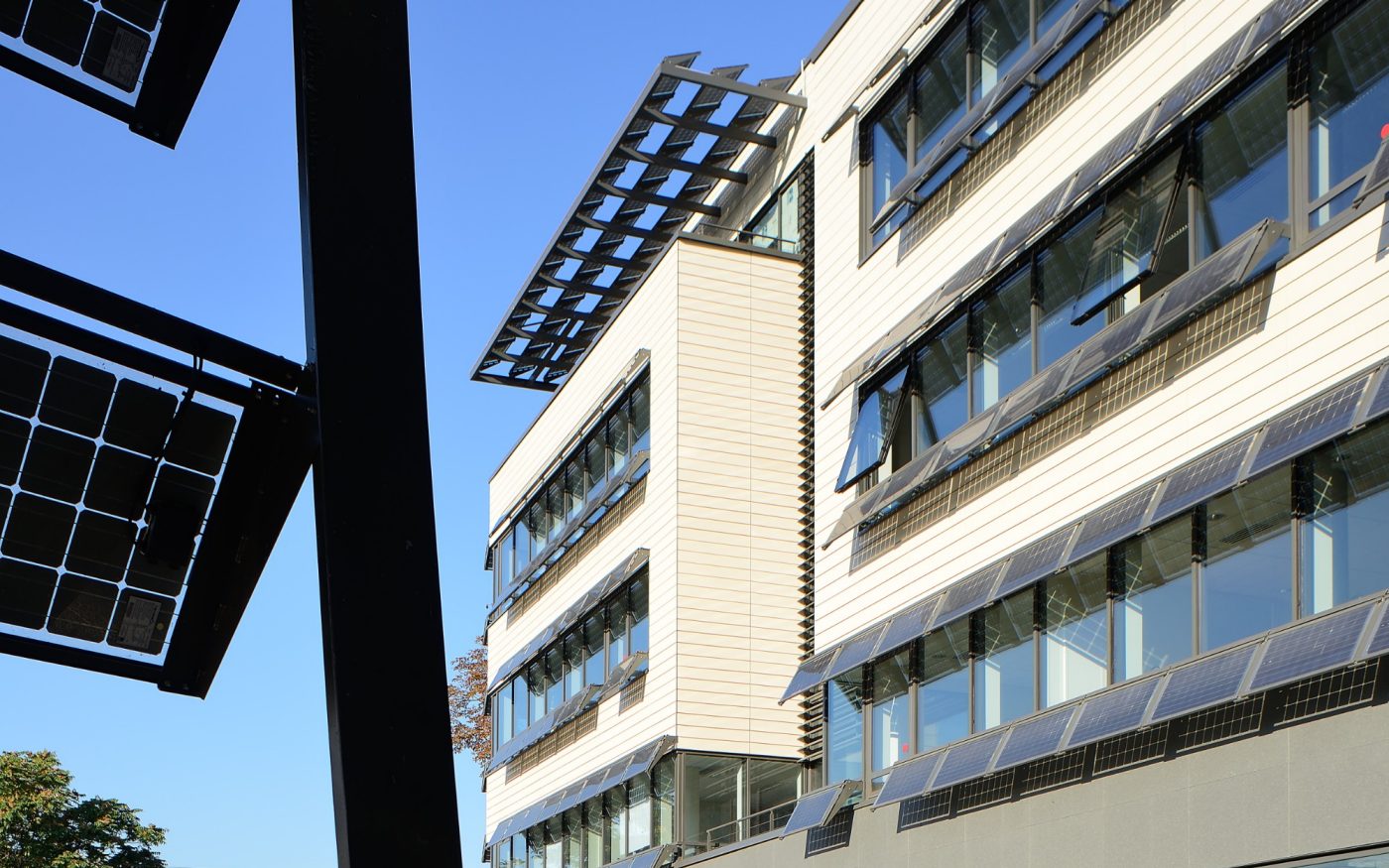 Siège d’entreprise avec trois étages. Mise en œuvre bardage. Cabinet Sud Architectes, 27 rue Joannès Carret CS 10711 69256 LYON Cedex 09. Panneaux Argeton Tampa Blanc perle.