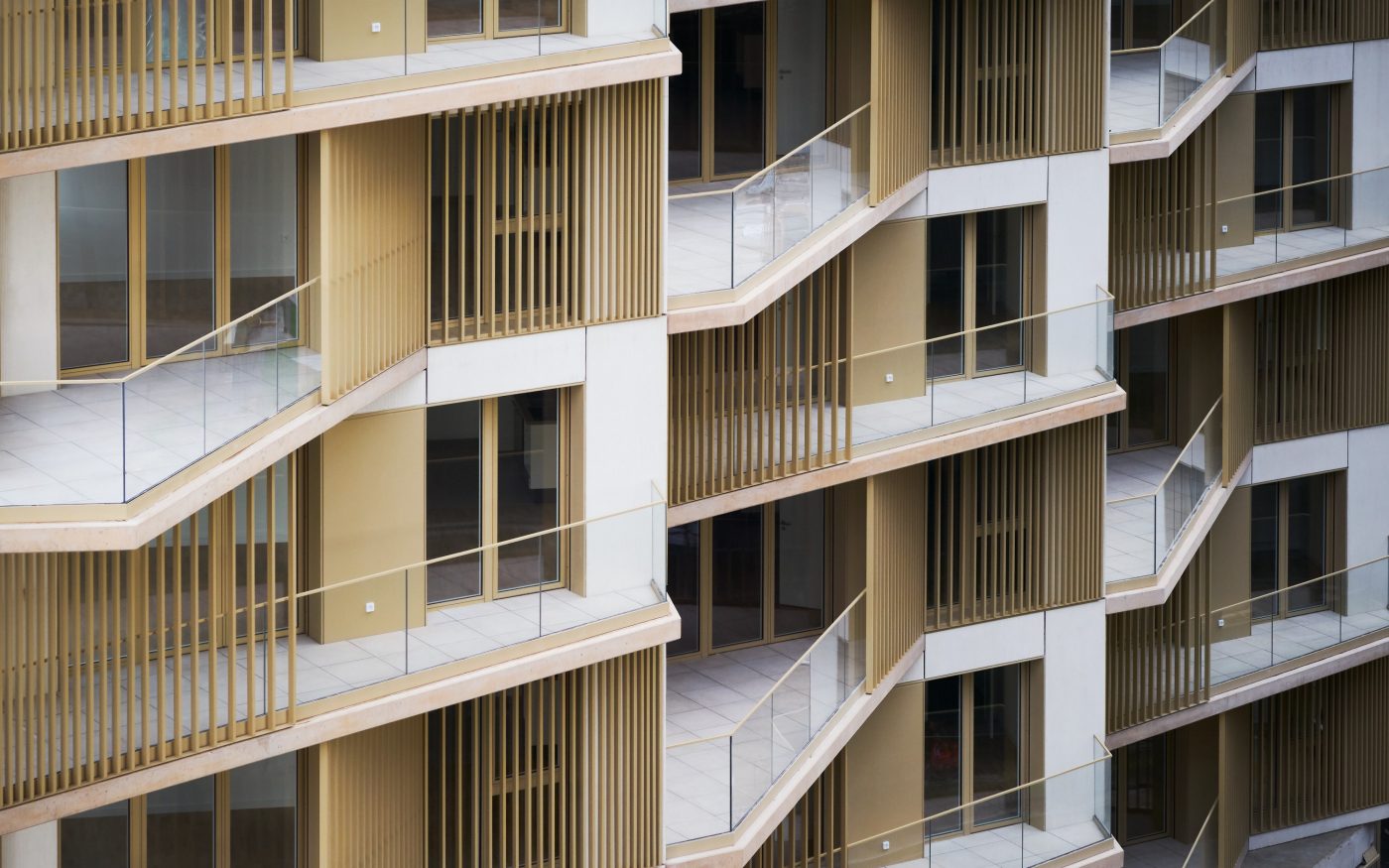 Immeuble avec des appartements et des maisons individuelles. Bâtiment avec des couleurs chaudes et un toit vert.  Immeuble Allure, 66 rue Mstislav Rostropovitch 75017 PARIS. Brique Terca KESS and Ligne Moulée Main Elmore, Forum Cromo, Nero Zwart Mangaan.