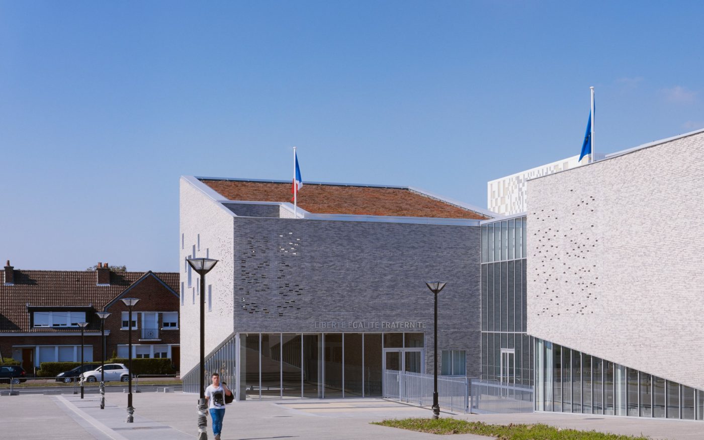 Collège avec deux étages de 10,382 m². Label BBC. Collège Lucie Aubrac, 184 Rue Fin de la Guerre 59200 Tourcoing