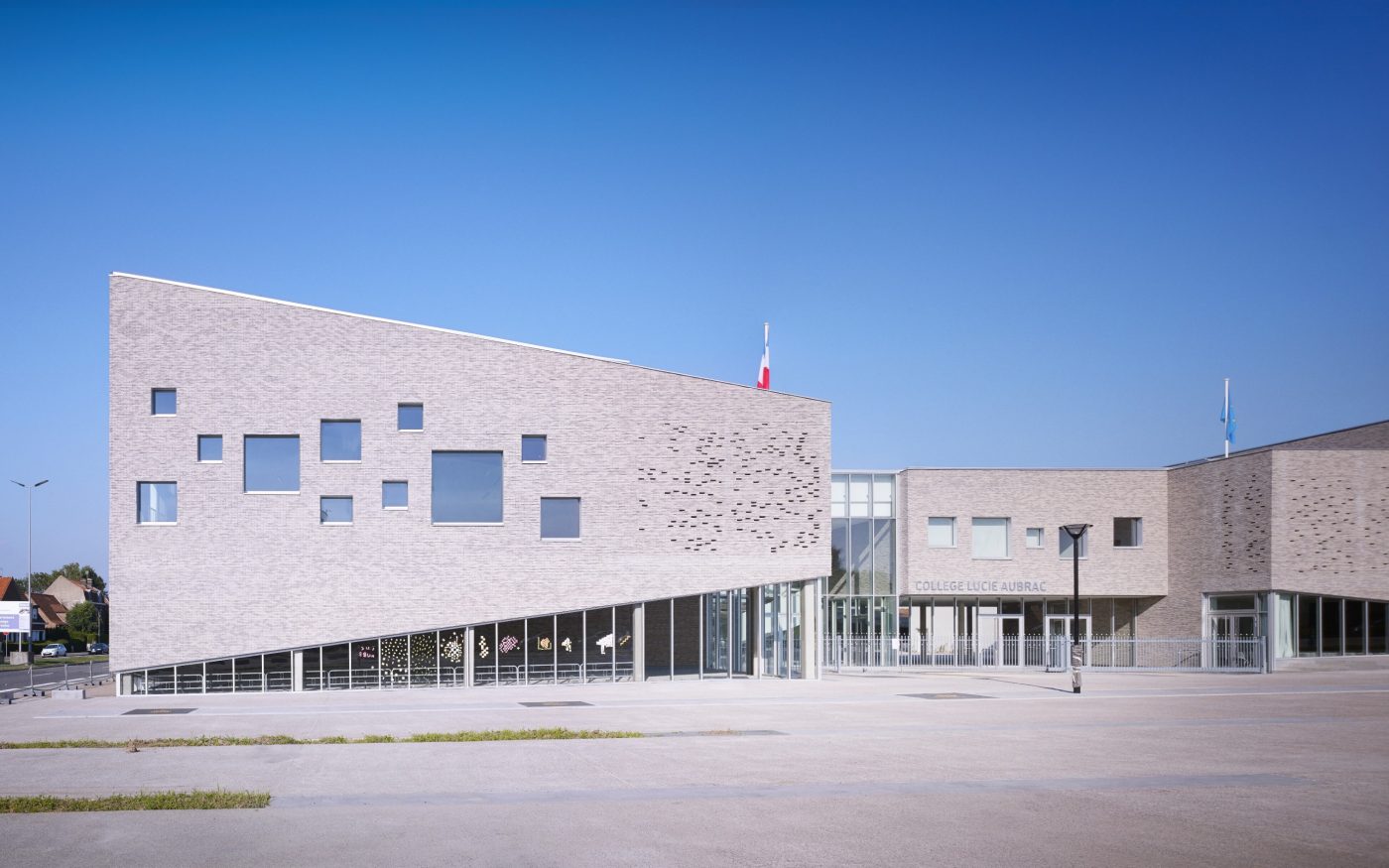 Collège avec deux étages de 10,382 m². Label BBC. Collège Lucie Aubrac, 184 Rue Fin de la Guerre 59200 Tourcoing