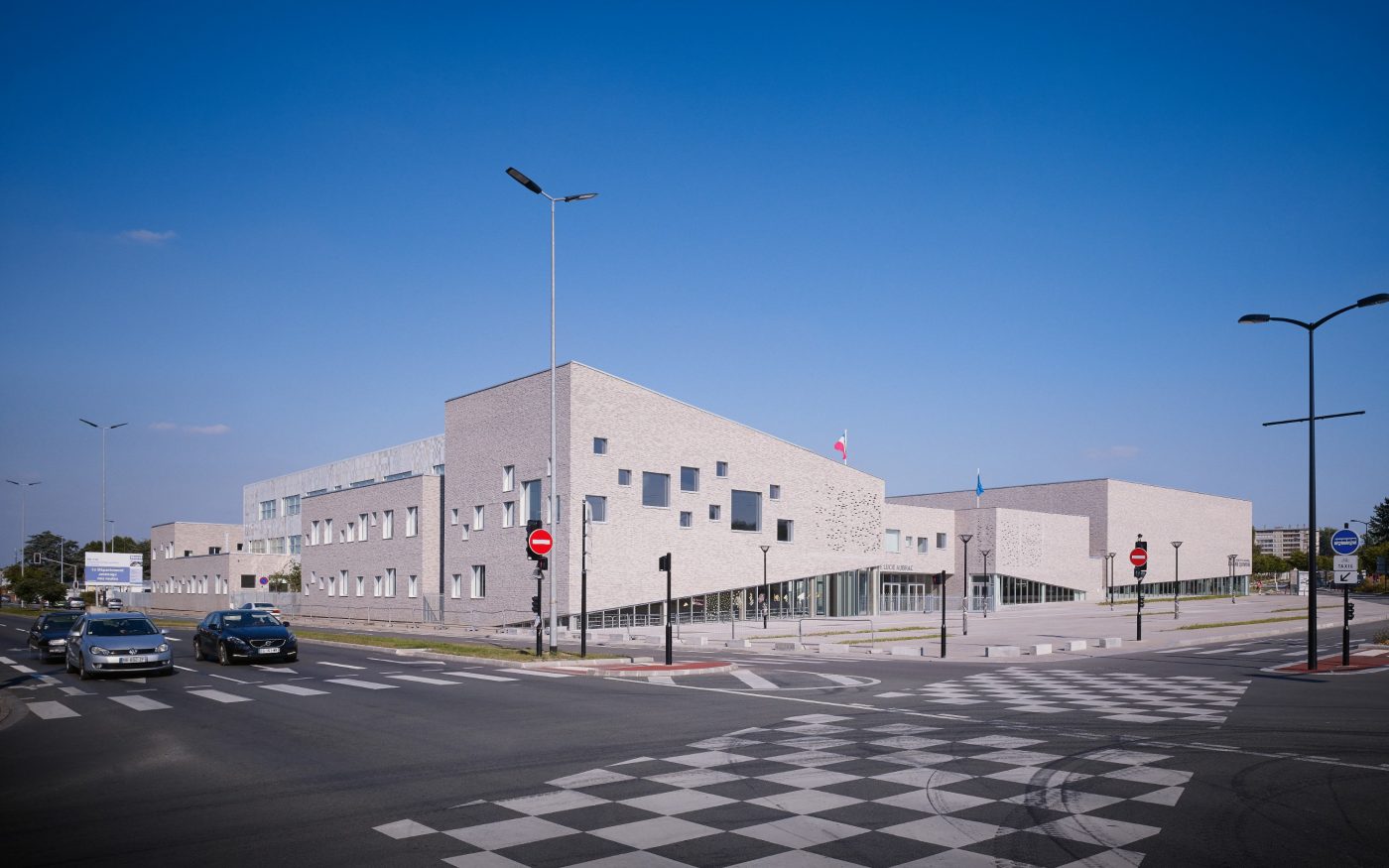 Collège avec deux étages de 10,382 m². Label BBC. Collège Lucie Aubrac, 184 Rue Fin de la Guerre 59200 Tourcoing