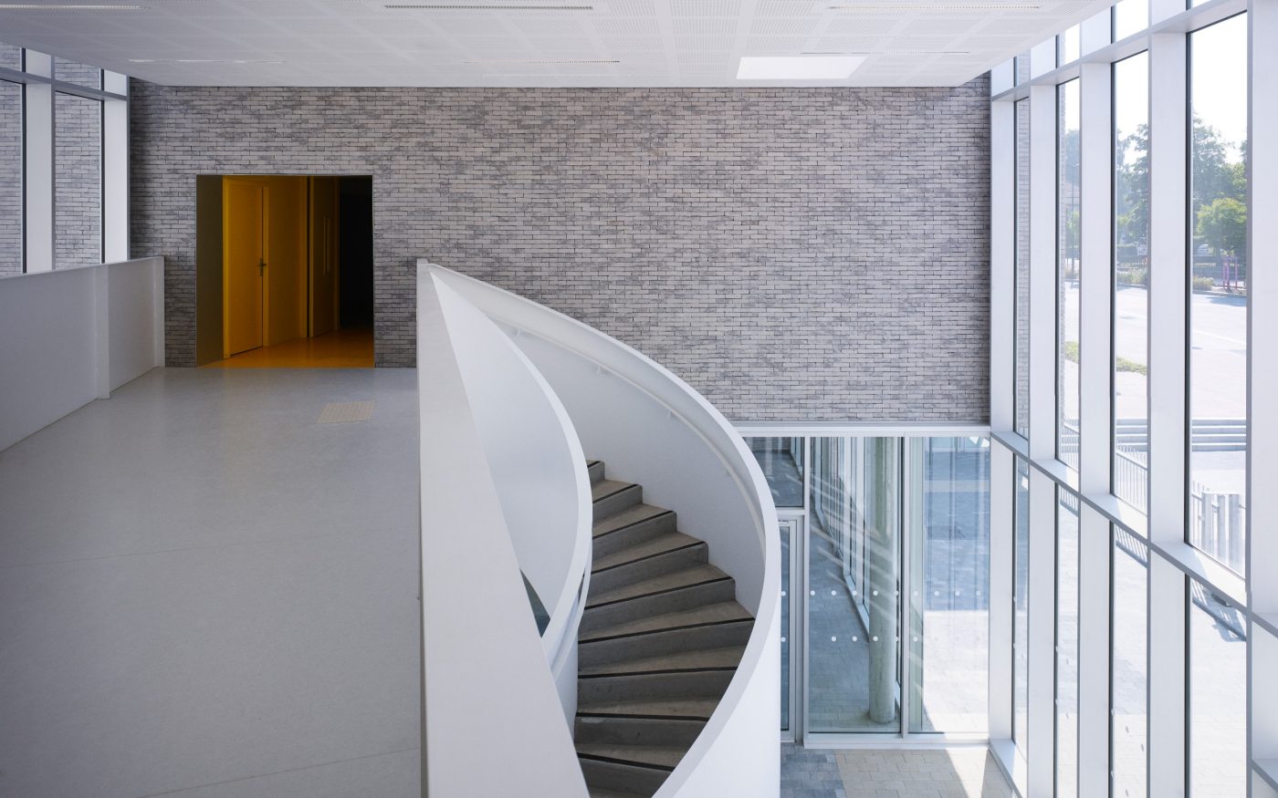 Collège avec deux étages de 10,382 m². Label BBC. Collège Lucie Aubrac, 184 Rue Fin de la Guerre 59200 Tourcoing