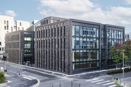 Central Brick à Lyon avec la brique Terca Linnaeus noir graphite