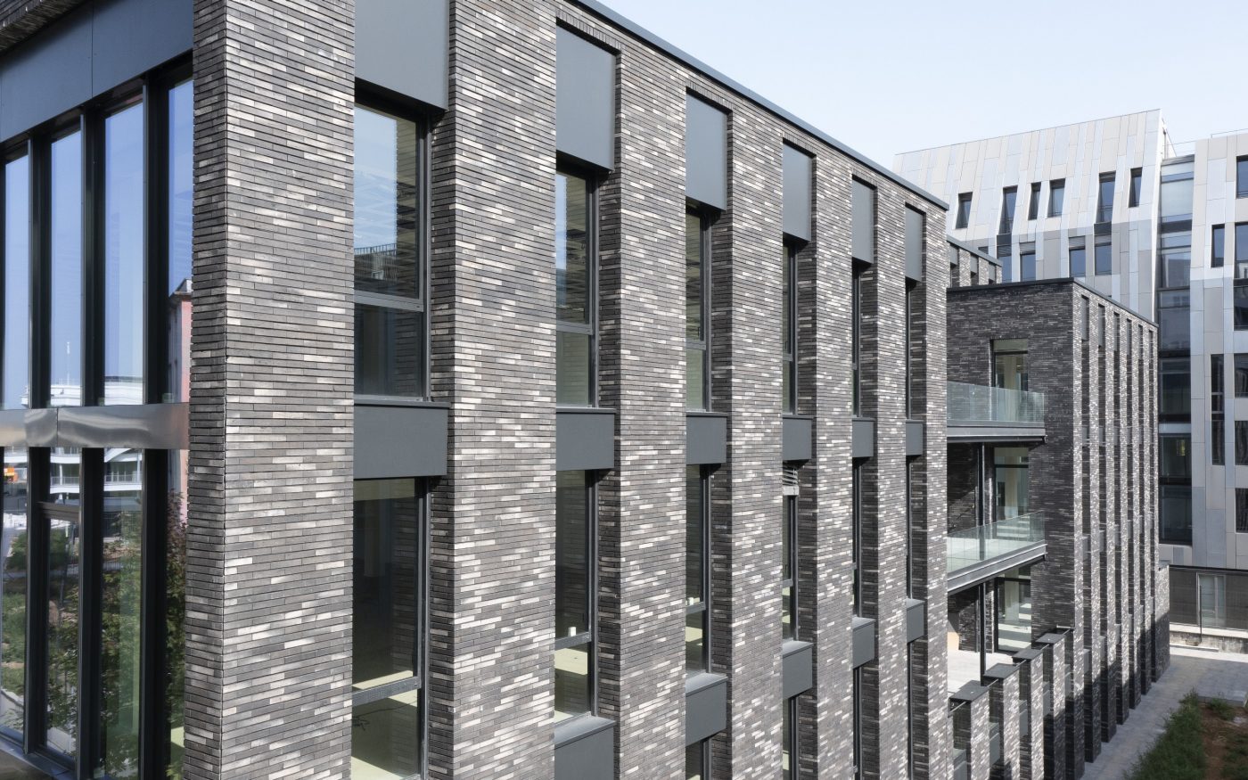 Central Brick à Lyon avec la brique Terca Linnaeus noir graphite