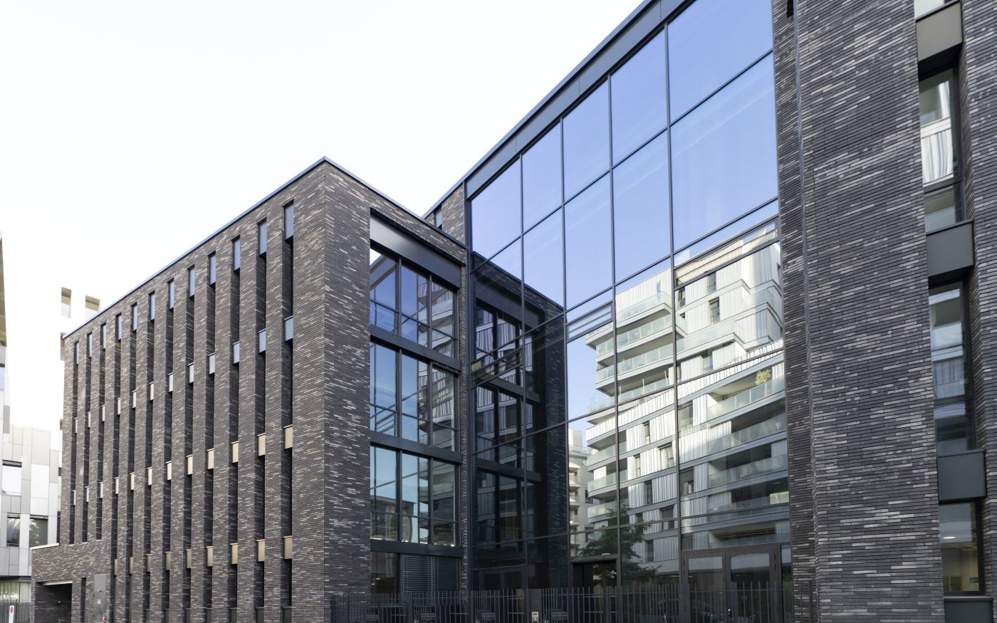 Central Brick à Lyon avec la brique Terca Linnaeus noir graphite