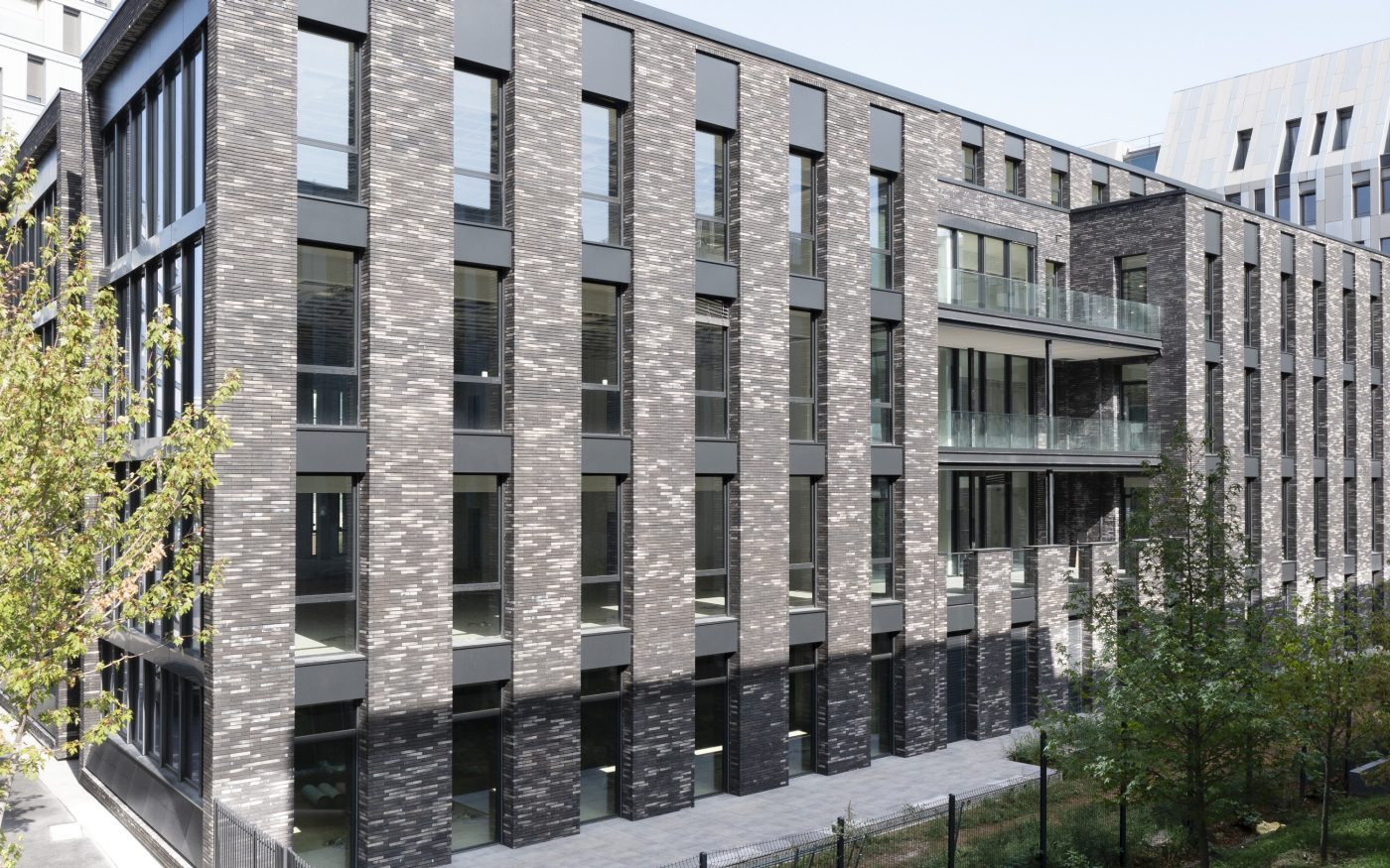 Central Brick à Lyon avec la brique Terca Linnaeus noir graphite