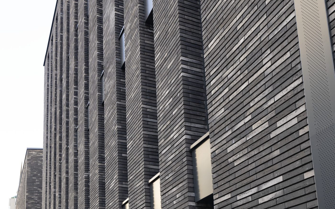 Central Brick à Lyon avec la brique Terca Linnaeus noir graphite