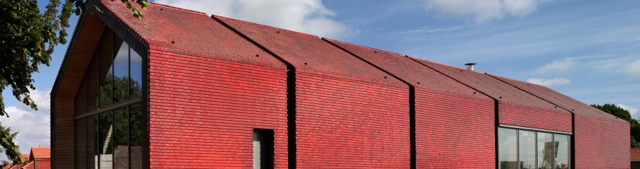 Complexe résidentiel  classé au Patrimoine de l’UNESCO. Aire : 14673 m2. Coût : 9,2 M € HT. Lauréat : Prix du jury au concours d'architecture Bas Carbone EDF & Prix Architecture Bâtiment tertiaire. 62700 BRUAY-LA-BUSSIERE. Tuile Koramic Aléonard Emaillée Rubis. Mise en oeuvre toiture et bardage.