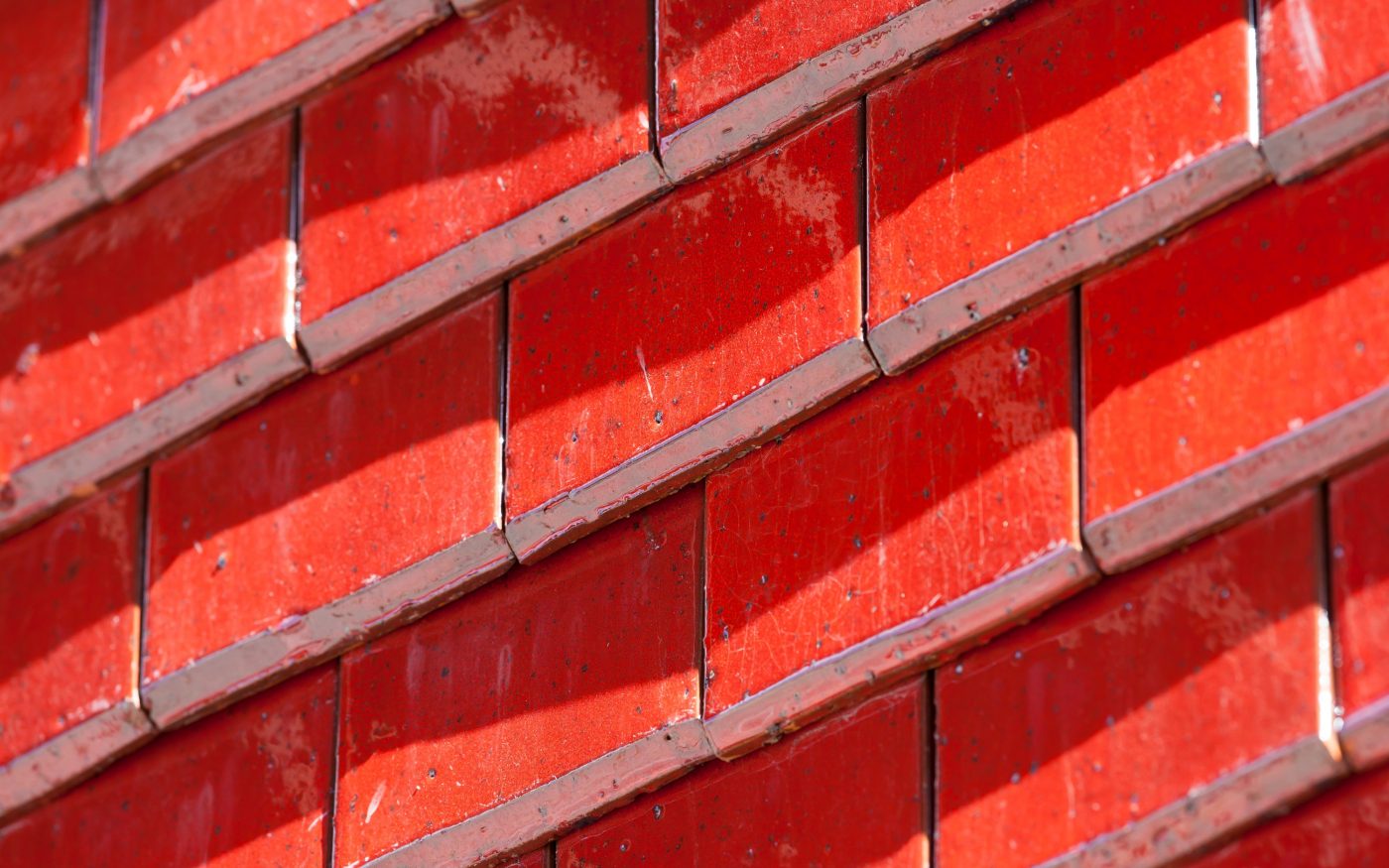 Complexe résidentiel  classé au Patrimoine de l’UNESCO. Aire : 14673 m2. Coût : 9,2 M € HT. Lauréat : Prix du jury au concours d'architecture Bas Carbone EDF & Prix Architecture Bâtiment tertiaire. 62700 BRUAY-LA-BUSSIERE. Tuile Koramic Aléonard Emaillée Rubis. Mise en oeuvre toiture et bardage.