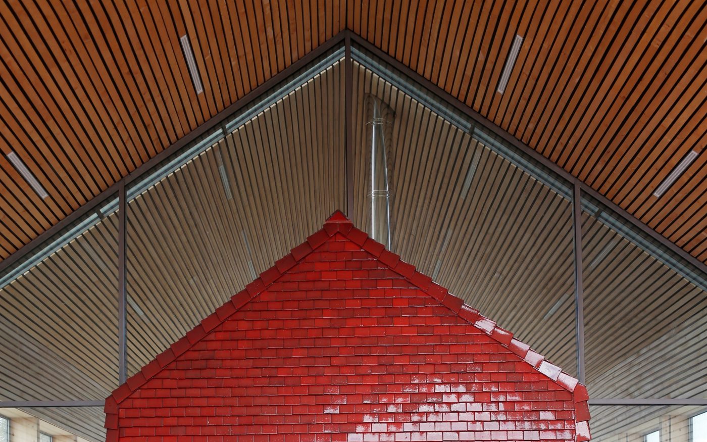 Complexe résidentiel  classé au Patrimoine de l’UNESCO. Aire : 14673 m2. Coût : 9,2 M € HT. Lauréat : Prix du jury au concours d'architecture Bas Carbone EDF & Prix Architecture Bâtiment tertiaire. 62700 BRUAY-LA-BUSSIERE. Tuile Koramic Aléonard Emaillée Rubis. Mise en oeuvre toiture et bardage.