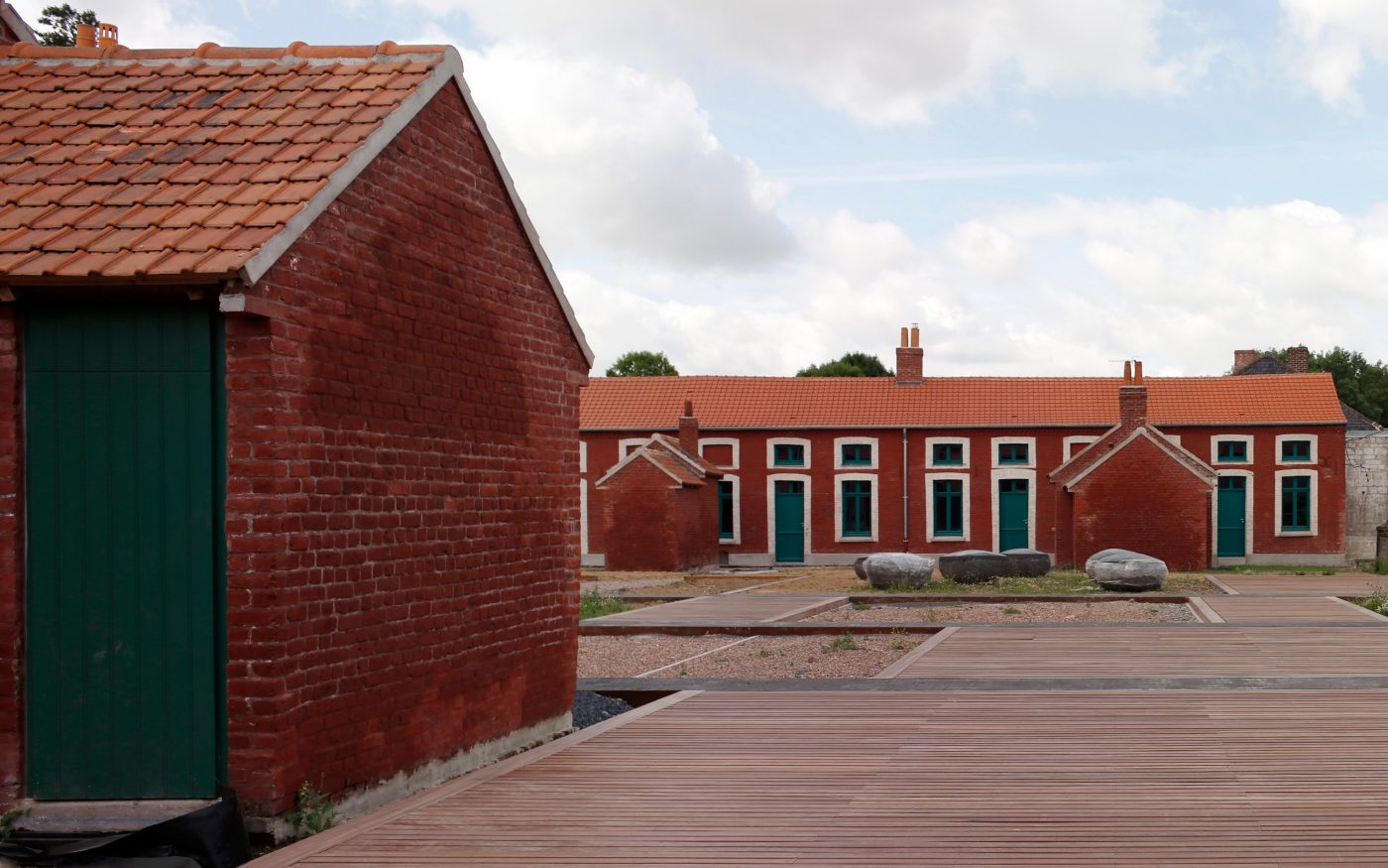 Complexe résidentiel  classé au Patrimoine de l’UNESCO. Aire : 14673 m2. Coût : 9,2 M € HT. Lauréat : Prix du jury au concours d'architecture Bas Carbone EDF & Prix Architecture Bâtiment tertiaire. 62700 BRUAY-LA-BUSSIERE. Tuile Koramic Aléonard Emaillée Rubis. Mise en oeuvre toiture et bardage.