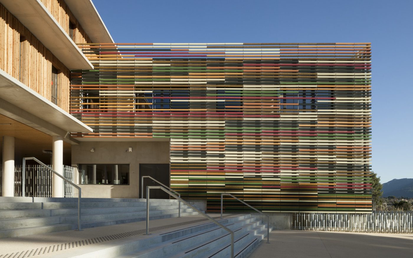 Collège avec deux étages. Collège Nathalie Sarraute, 400 Route d'Eoures 13400 Aubagne. Panneaux Argeton Barro Blanc émaillé, Bleu émaillé, Jaune émaillé, Marron émaillé, Orange émaillé, Rouge émaillé, Vert émaillé. Diamètre de 69/69 mm et longueur 1m 7. 