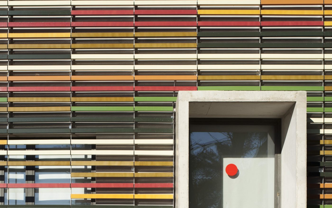 Collège avec deux étages. Collège Nathalie Sarraute, 400 Route d'Eoures 13400 Aubagne. Panneaux Argeton Barro Blanc émaillé, Bleu émaillé, Jaune émaillé, Marron émaillé, Orange émaillé, Rouge émaillé, Vert émaillé. Diamètre de 69/69 mm et longueur 1m 7. 