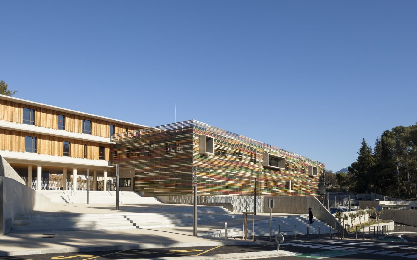 Collège avec deux étages. Collège Nathalie Sarraute, 400 Route d'Eoures 13400 Aubagne. Panneaux Argeton Barro Blanc émaillé, Bleu émaillé, Jaune émaillé, Marron émaillé, Orange émaillé, Rouge émaillé, Vert émaillé. Diamètre de 69/69 mm et longueur 1m 7. 