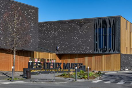 Conservatoire de Melun avec les briques Moulée main Terca Agora Gris argenté et Noir graphite