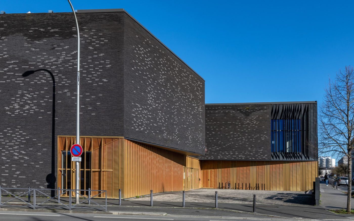 Conservatoire de Melun avec les briques Moulée main Terca Agora Gris argenté et Noir graphite