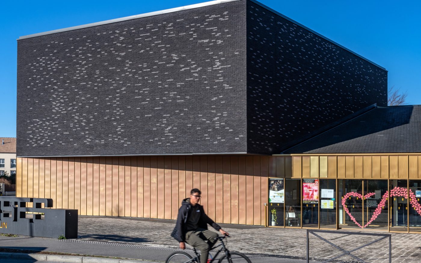 Conservatoire de Melun avec les briques Moulée main Terca Agora Gris argenté et Noir graphite