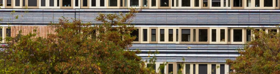 Reconversion et extension regroupant les différents départements du GRED au sein d’un équipement unique, qui associe aux espaces de recherche des locaux d’enseignement, une pépinière d’entreprises et des services communs. Différents éléments de terre-cuite émaillé noir irisé se combinent; diverses nuances dorées pour les menuiseries en aluminium anodisé.