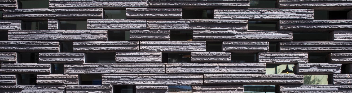 Bureaux d'entreprise avec deux étages. Mise en oeuvre façade. SCI Dedale, 16 avenue de la Perrière 56100 LORIENT. Brick Terca Briques Pleines 495 x 95 x 48 Cassia Noir graphite. Pose à joints vifs.
