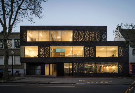 Bureaux d'entreprise avec deux étages. Mise en oeuvre façade. SCI Dedale, 16 avenue de la Perrière 56100 LORIENT. Brick Terca Briques Pleines 495 x 95 x 48 Cassia Noir graphite. Pose à joints vifs.
