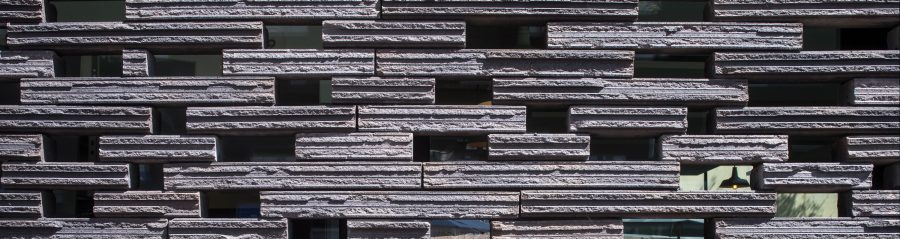 Bureaux d'entreprise avec deux étages. Mise en oeuvre façade. SCI Dedale, 16 avenue de la Perrière 56100 LORIENT. Brick Terca Briques Pleines 495 x 95 x 48 Cassia Noir graphite. Pose à joints vifs.