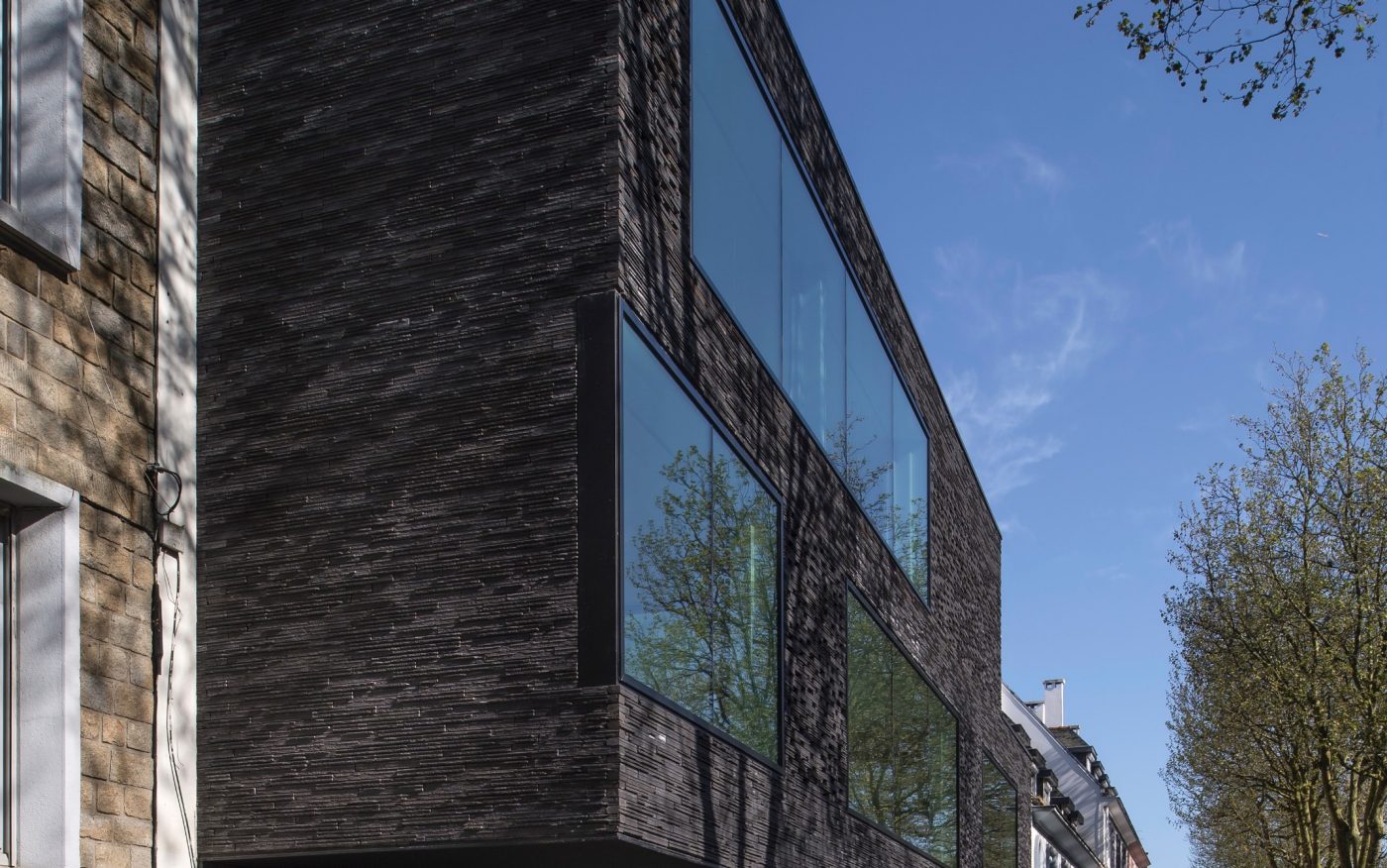 Bureaux d'entreprise avec deux étages. Mise en oeuvre façade. SCI Dedale, 16 avenue de la Perrière 56100 LORIENT. Brick Terca Briques Pleines 495 x 95 x 48 Cassia Noir graphite. Pose à joints vifs.