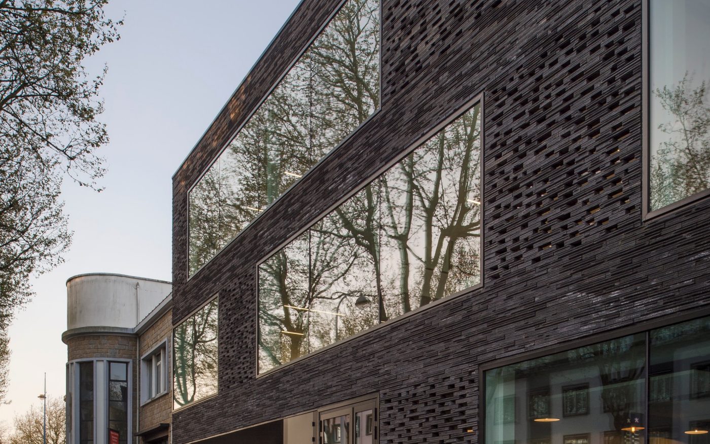 Bureaux d'entreprise avec deux étages. Mise en oeuvre façade. SCI Dedale, 16 avenue de la Perrière 56100 LORIENT. Brick Terca Briques Pleines 495 x 95 x 48 Cassia Noir graphite. Pose à joints vifs.