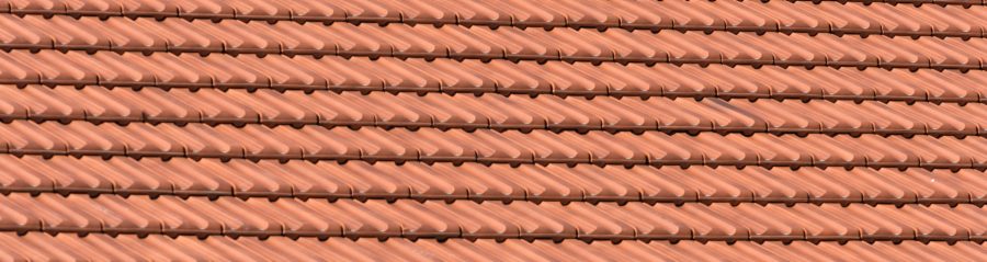 Bâtiment avec un seul étage. Mise en œuvre toiture. Domaine viticole Anstotz et Fils, 11 rue des Hirondelles 67310 Balbronn. Brique Porotherm R37. Tuile Koramic Tradi 12 Rouge.