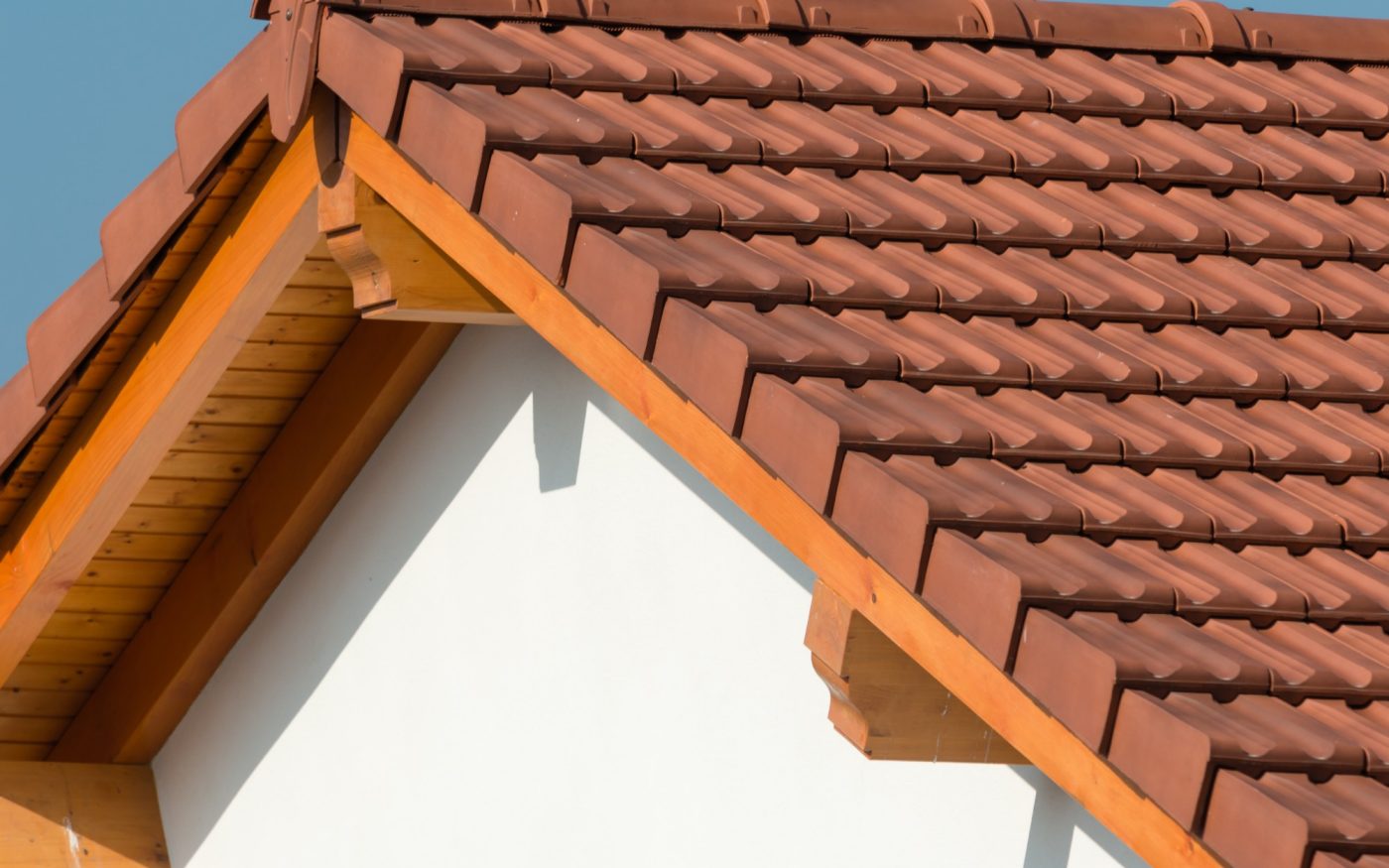 Bâtiment avec un seul étage. Mise en œuvre toiture. Domaine viticole Anstotz et Fils, 11 rue des Hirondelles 67310 Balbronn. Brique Porotherm R37. Tuile Koramic Tradi 12 Rouge.