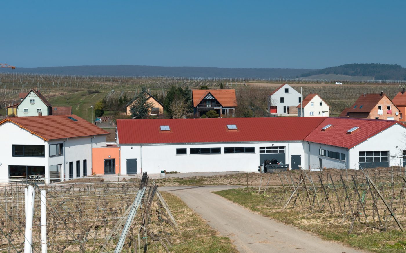 Bâtiment avec un seul étage. Mise en œuvre toiture. Domaine viticole Anstotz et Fils, 11 rue des Hirondelles 67310 Balbronn. Brique Porotherm R37. Tuile Koramic Tradi 12 Rouge.