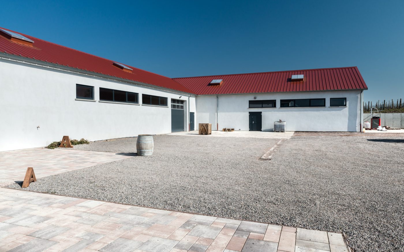 Bâtiment avec un seul étage. Mise en œuvre toiture. Domaine viticole Anstotz et Fils, 11 rue des Hirondelles 67310 Balbronn. Brique Porotherm R37. Tuile Koramic Tradi 12 Rouge.