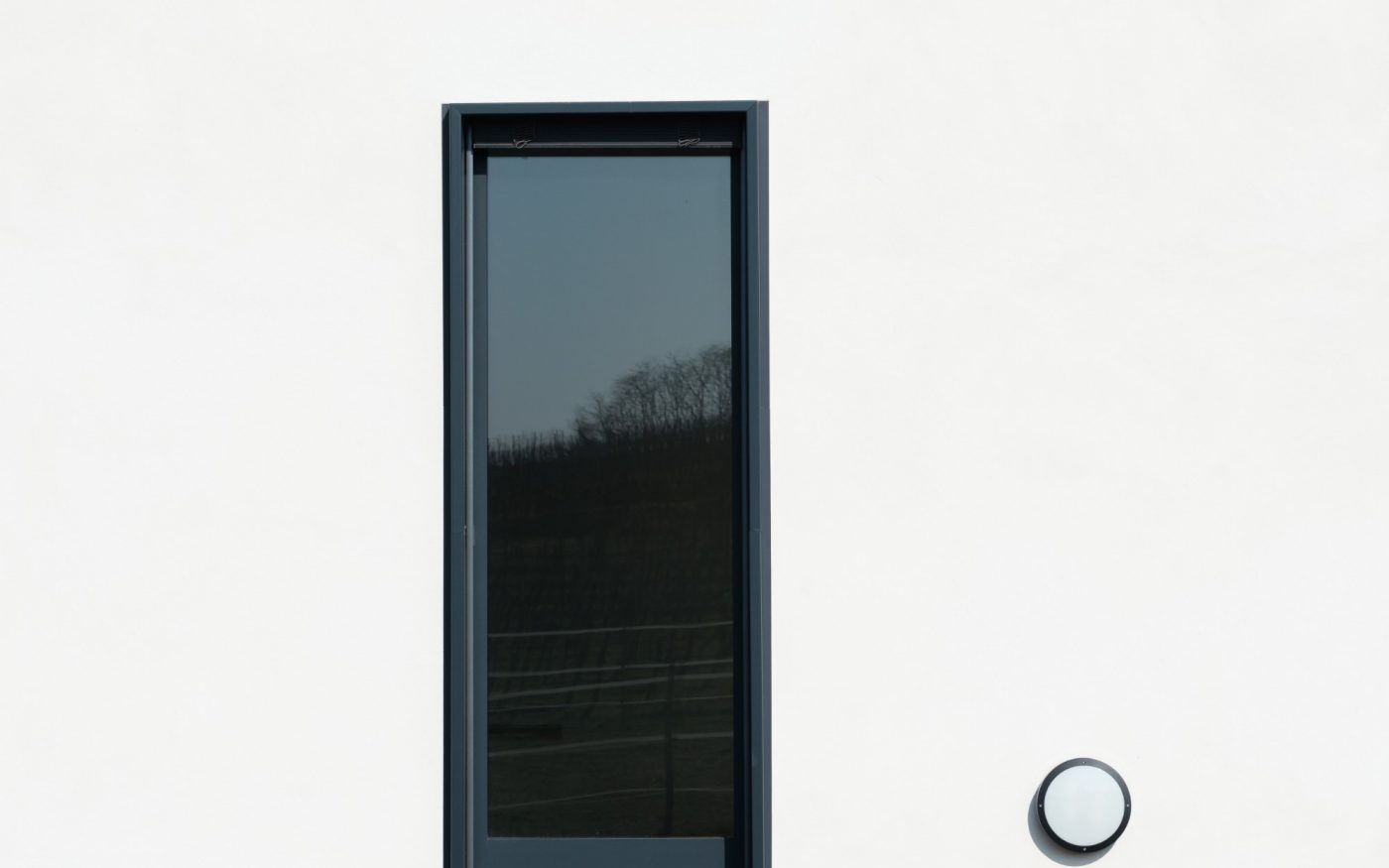 Bâtiment avec un seul étage. Mise en œuvre toiture. Domaine viticole Anstotz et Fils, 11 rue des Hirondelles 67310 Balbronn. Brique Porotherm R37. Tuile Koramic Tradi 12 Rouge.