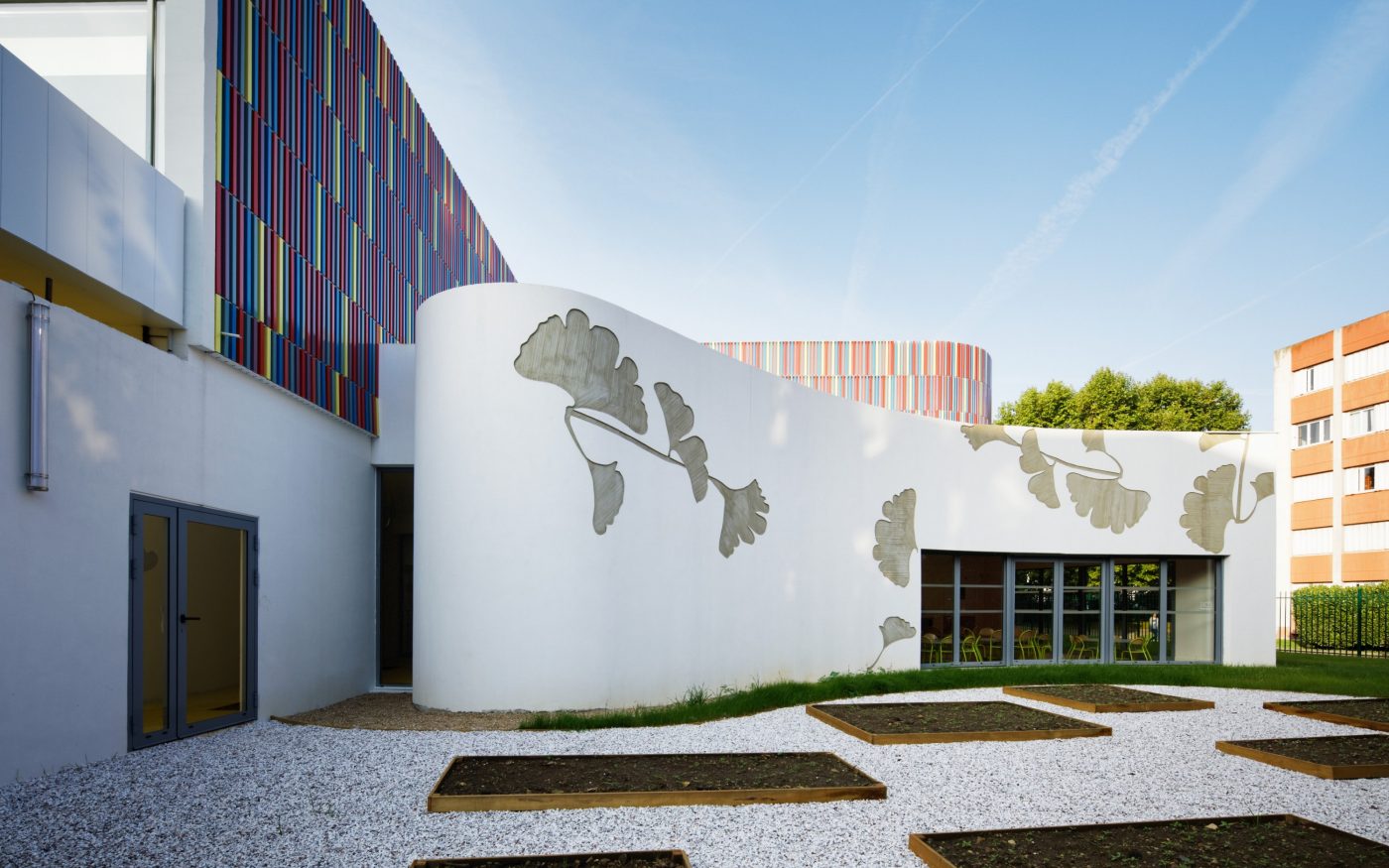 Ecole maternelle de 1325 m2 et bâtiment Haute Qualité Environnementale.  Ecole maternelle Simone Veil, 1 rue Nelson Mandela 94390 VILLIERS SUR MARNE. Panneaux Argeton Barro 50 x 50 Emaillé Rouge, Bleu clair, Jaune, Lilas, Rose.
