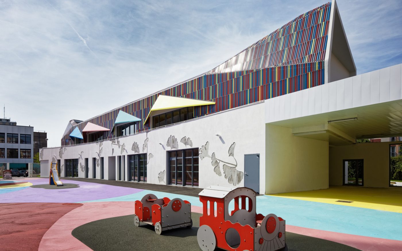 Ecole maternelle de 1325 m2 et bâtiment Haute Qualité Environnementale.  Ecole maternelle Simone Veil, 1 rue Nelson Mandela 94390 VILLIERS SUR MARNE. Panneaux Argeton Barro 50 x 50 Emaillé Rouge, Bleu clair, Jaune, Lilas, Rose.