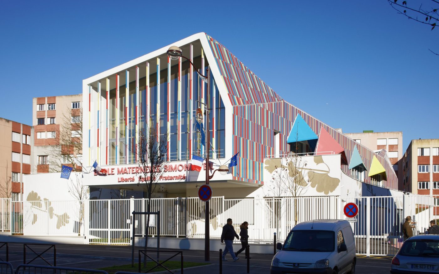Ecole maternelle de 1325 m2 et bâtiment Haute Qualité Environnementale.  Ecole maternelle Simone Veil, 1 rue Nelson Mandela 94390 VILLIERS SUR MARNE. Panneaux Argeton Barro 50 x 50 Emaillé Rouge, Bleu clair, Jaune, Lilas, Rose.