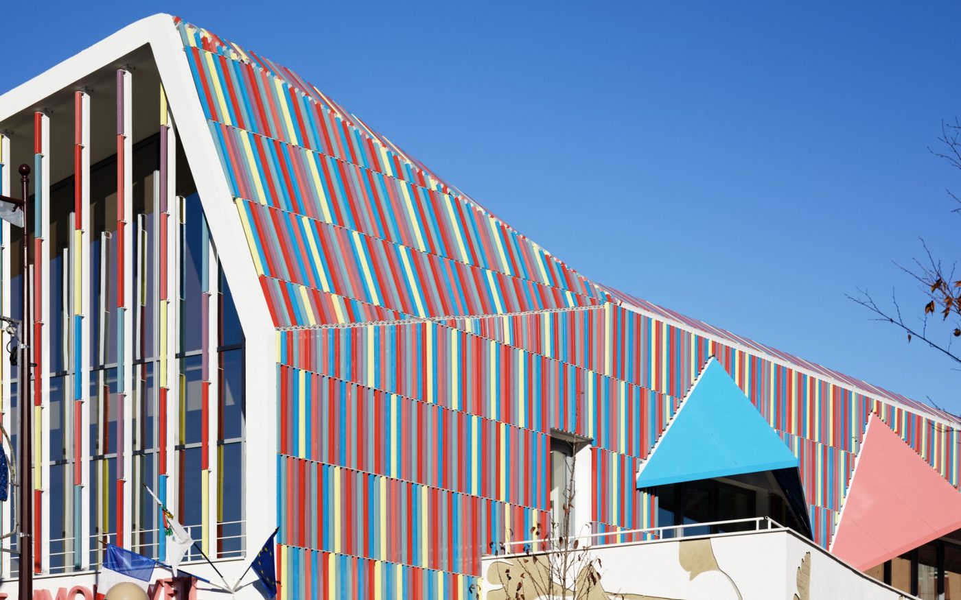 Ecole maternelle de 1325 m2 et bâtiment Haute Qualité Environnementale.  Ecole maternelle Simone Veil, 1 rue Nelson Mandela 94390 VILLIERS SUR MARNE. Panneaux Argeton Barro 50 x 50 Emaillé Rouge, Bleu clair, Jaune, Lilas, Rose.