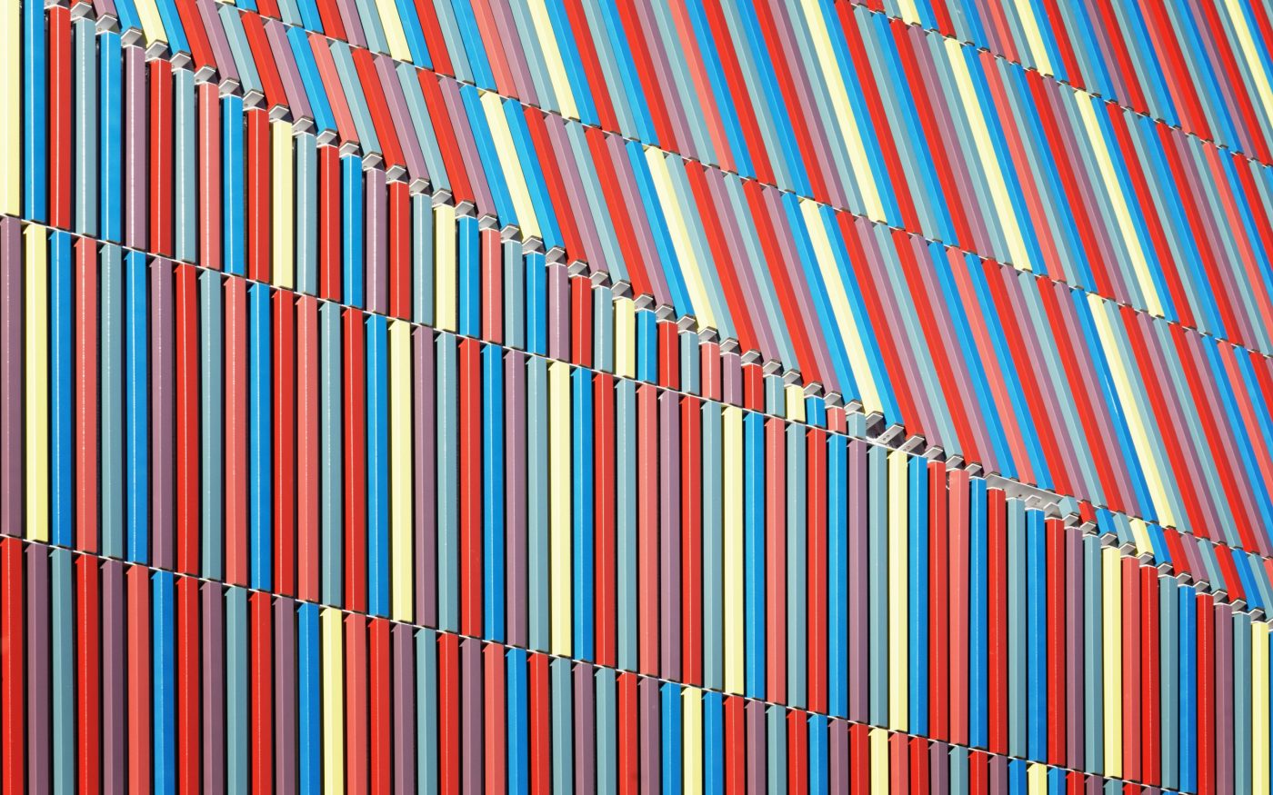 Ecole maternelle de 1325 m2 et bâtiment Haute Qualité Environnementale.  Ecole maternelle Simone Veil, 1 rue Nelson Mandela 94390 VILLIERS SUR MARNE. Panneaux Argeton Barro 50 x 50 Emaillé Rouge, Bleu clair, Jaune, Lilas, Rose.